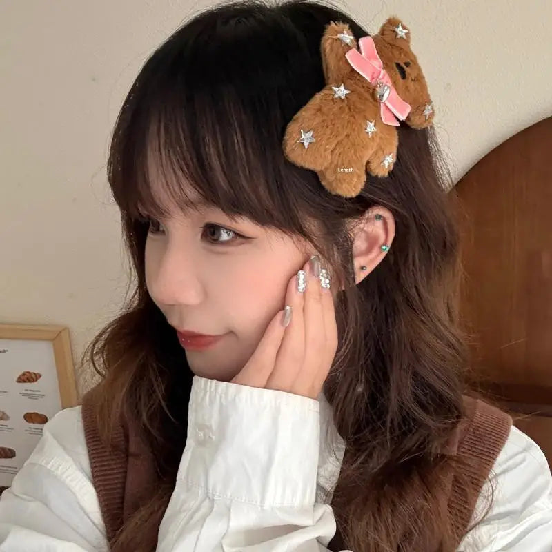 Lindo broche de felpa de osito, pinza de pelo de muñeco de peluche de dibujos animados, pinzas dulces para flequillo lateral, accesorios para el cabello femeninos de otoño e invierno.