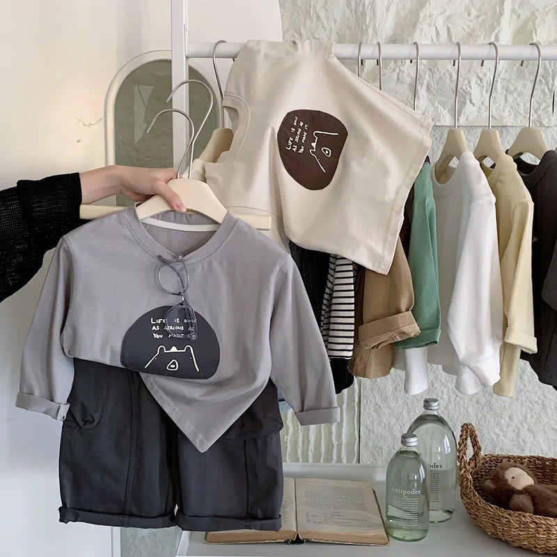 2025 Neue Herbstkleidung für Jungen mit langärmeligen Cartoon-Patch-T-Shirts Trendige Kinderbekleidung