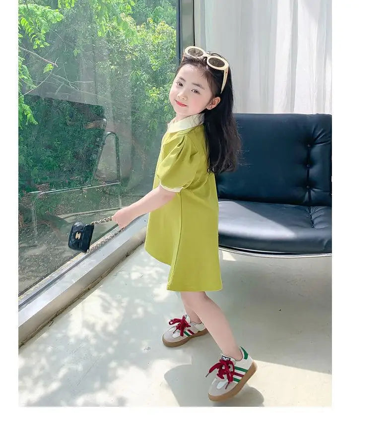 Vestido nuevo para niñas 2025, edición coreana de verano, a rayas con fresas y cuello de solapa, vestido casual para niñas de 1 a 10 años.