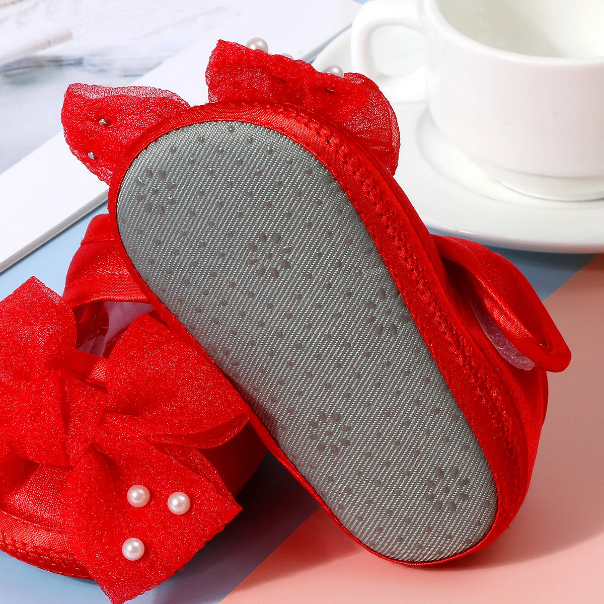 Baby non-slip learning walking shoes, cute bow design, soft flat shoes for infants, suitable for indoor parties and gatherings.