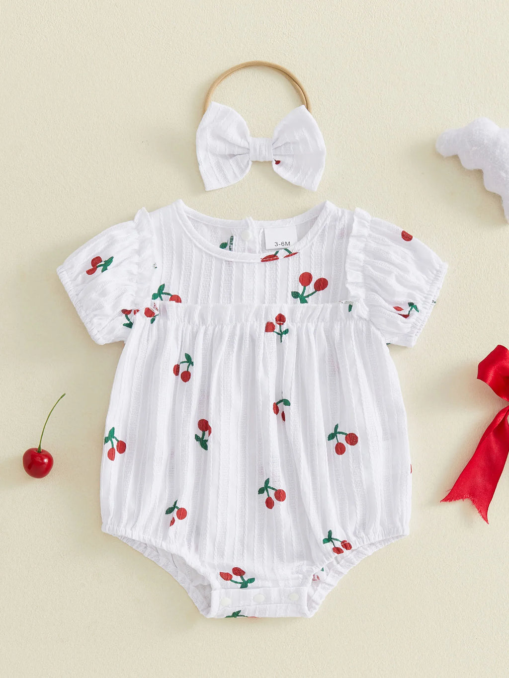 Neugeborene Baby Mädchen Sommer Bodysuit 2-teiliges Outfit Süßer Kirschdruck Rundhals Rüschen Kurzarm Strampler und Schleifen Haarband Set