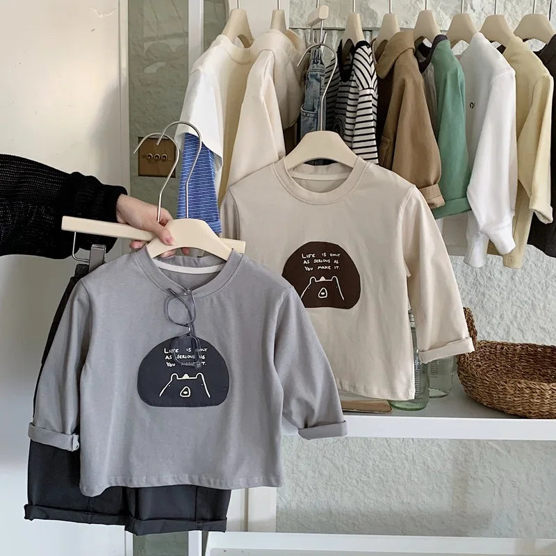 2025 Neue Herbstkleidung für Jungen mit langärmeligen Cartoon-Patch-T-Shirts Trendige Kinderbekleidung
