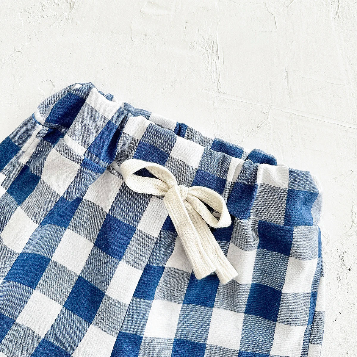 Neugeborene Babykleidung Set für Jungen und Mädchen, lässig, 2-teilig, mit Buchstaben bedrucktes Kurzarm-T-Shirt + karierte Shorts, Baby-Outfit 0-3 Jahre