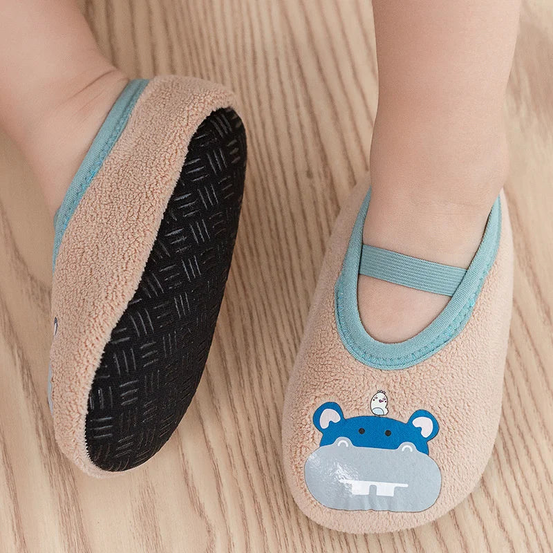 Zapatos antideslizantes de dibujos animados para bebés y niñas, zapatillas de invierno para interior y exterior, primeros zapatos para caminar para bebés con suela de goma
