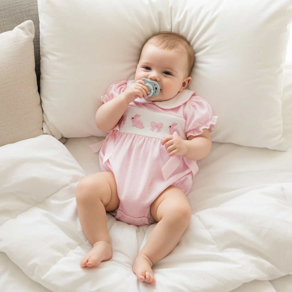 Mädchen Baby Oster-Outfit Strampler mit Hasen-Stickerei, Bubikragen und kurzen Puffärmeln, niedliche Osterkleidung