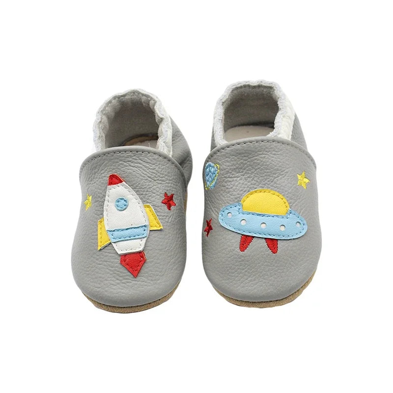 Zapatos de bebé de otoño para niños y niñas, antideslizantes, de piel de oveja suave, zapatillas de deporte con diseño de animales, mocasines para primeros pasos 0-24M
