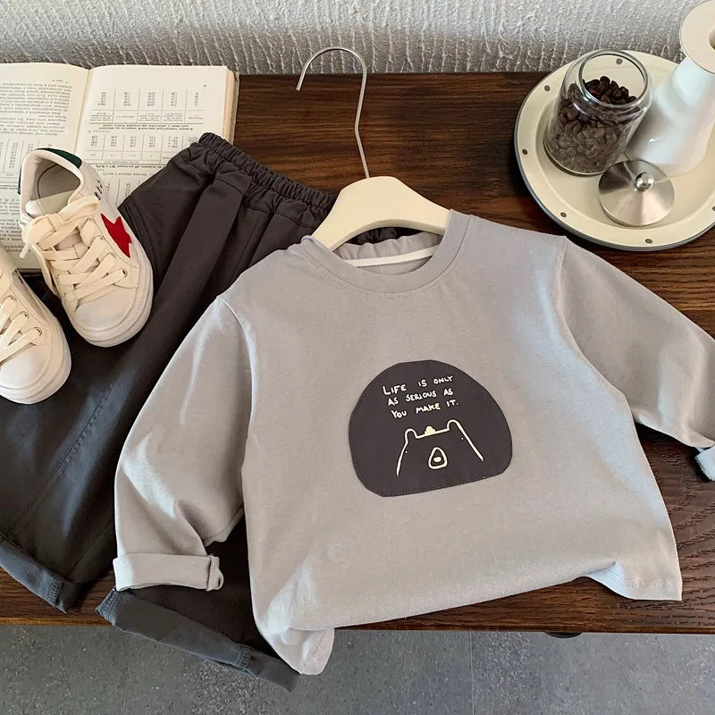 2025 Neue Herbstkleidung für Jungen mit langärmeligen Cartoon-Patch-T-Shirts Trendige Kinderbekleidung