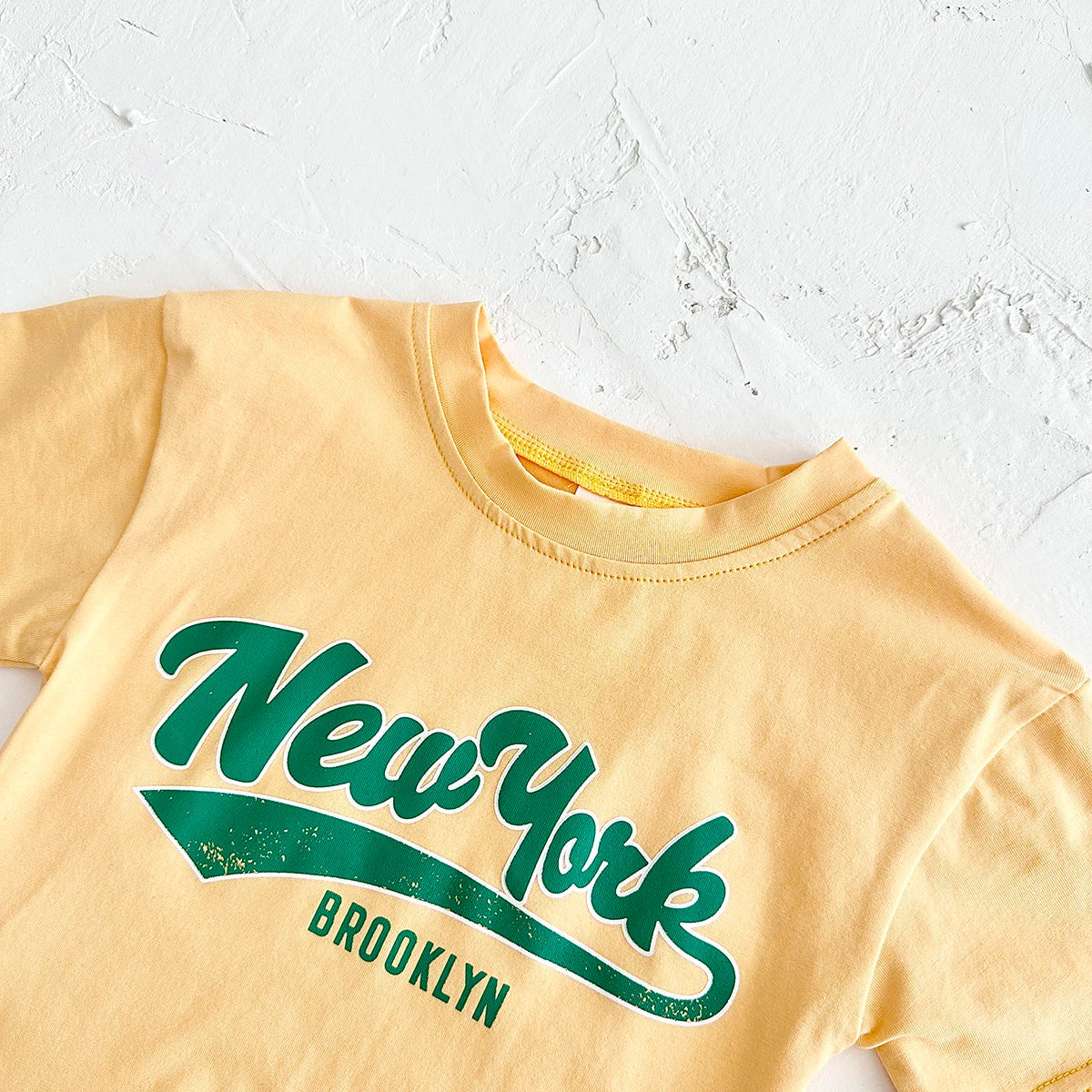 Neugeborene Babykleidung Set für Jungen und Mädchen, lässig, 2-teilig, mit Buchstaben bedrucktes Kurzarm-T-Shirt + karierte Shorts, Baby-Outfit 0-3 Jahre