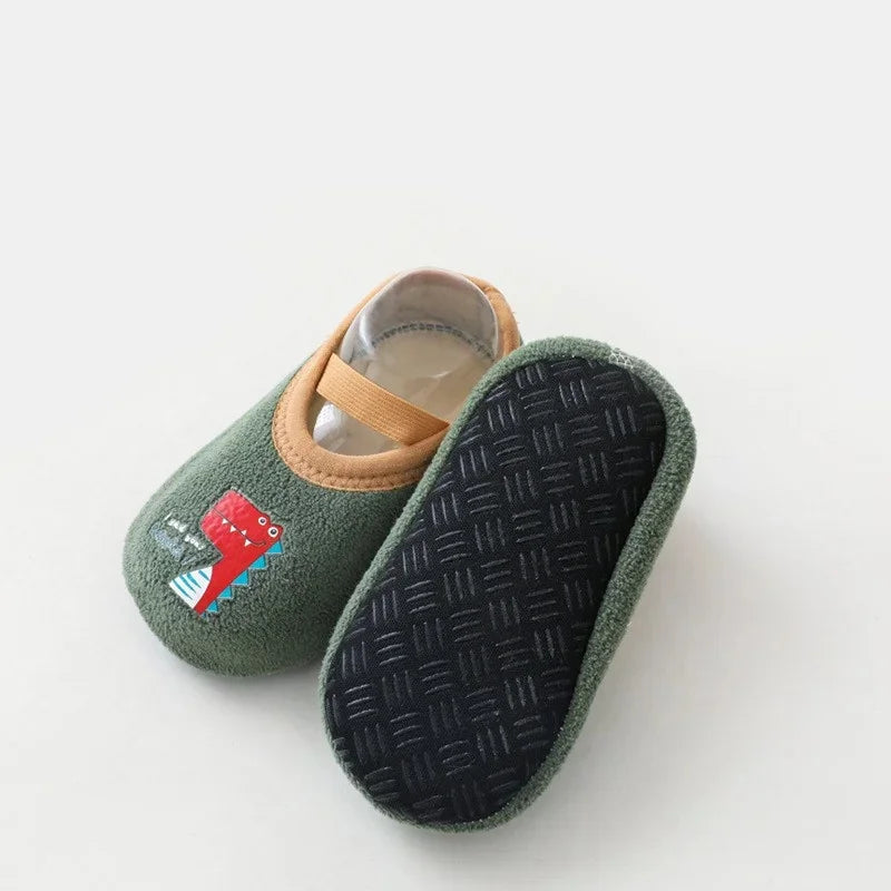 Zapatos antideslizantes de dibujos animados para bebés y niñas, zapatillas de invierno para interior y exterior, primeros zapatos para caminar para bebés con suela de goma