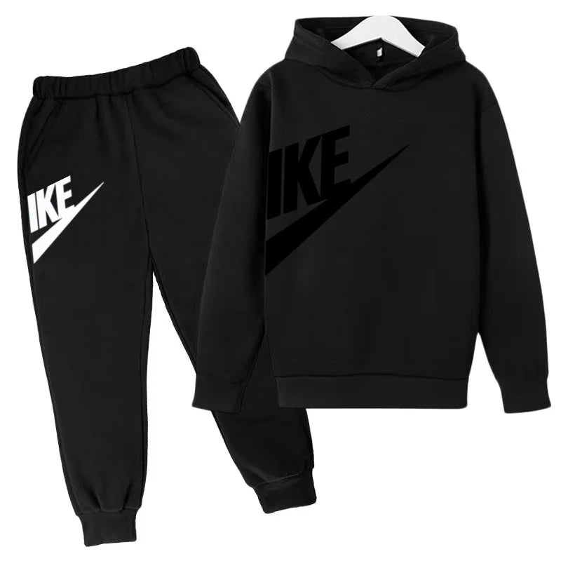 The Latest Autumn and Winter Clothing for Boys and Girls Aged 3 to 13,including Two Sets of Sportswear, Casual Trousers and Caps