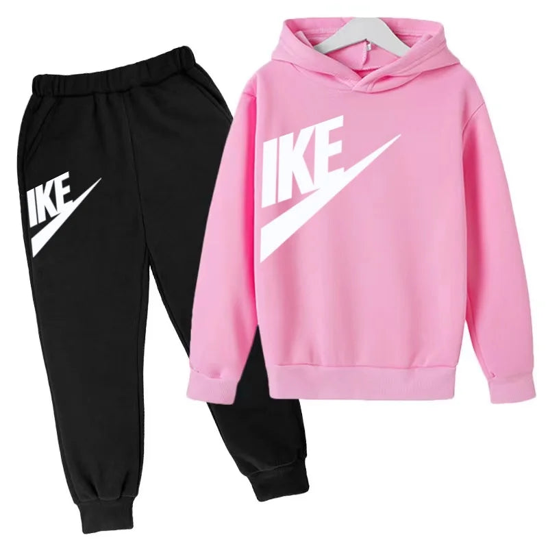 The Latest Autumn and Winter Clothing for Boys and Girls Aged 3 to 13,including Two Sets of Sportswear, Casual Trousers and Caps