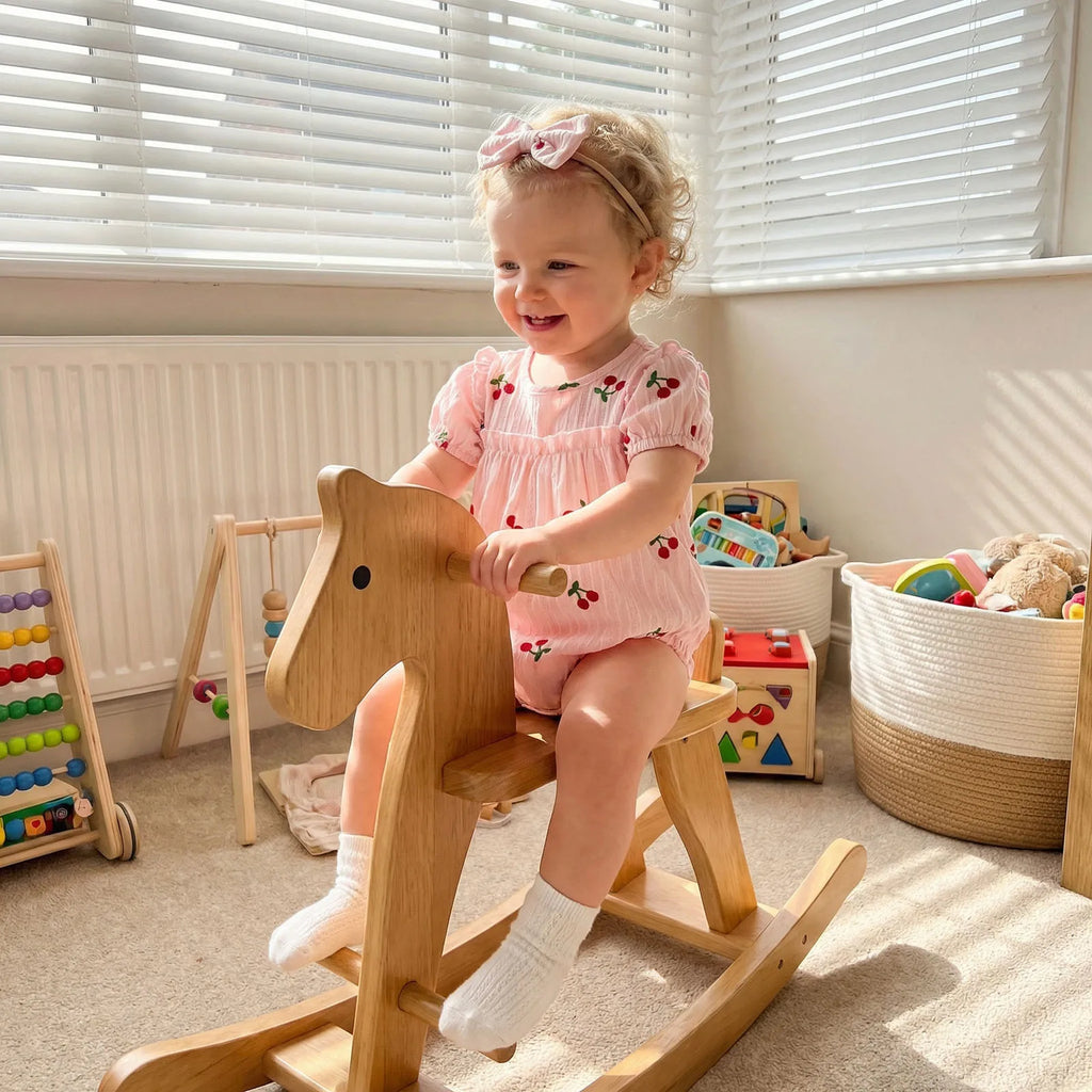 Neugeborene Baby Mädchen Sommer Bodysuit 2-teiliges Outfit Süßer Kirschdruck Rundhals Rüschen Kurzarm Strampler und Schleifen Haarband Set