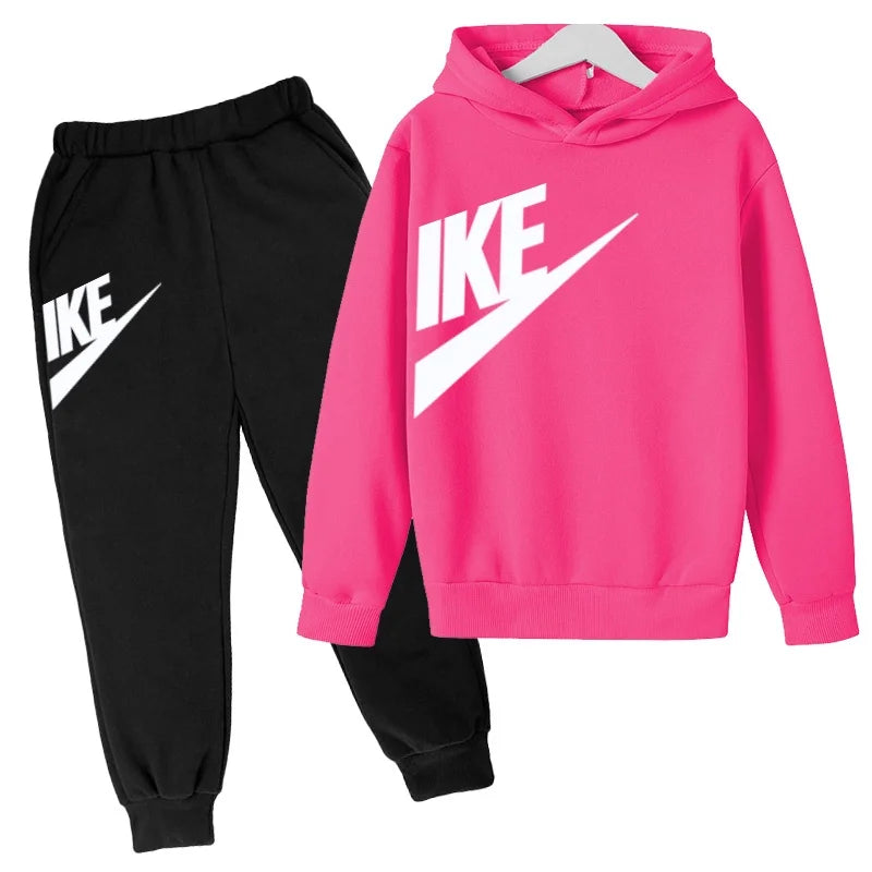 The Latest Autumn and Winter Clothing for Boys and Girls Aged 3 to 13,including Two Sets of Sportswear, Casual Trousers and Caps