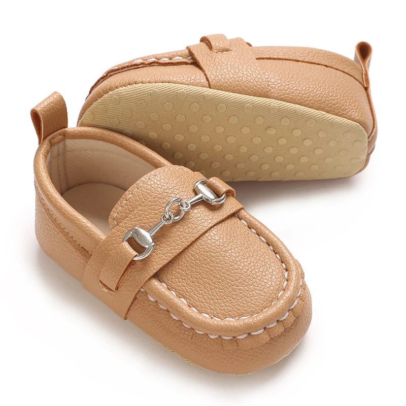 Zapatos de bebé primavera y otoño, suela blanda antideslizante, resistente al desgaste, a la moda, versátiles, para interior y exterior, tipo mocasín, parte superior de PU
