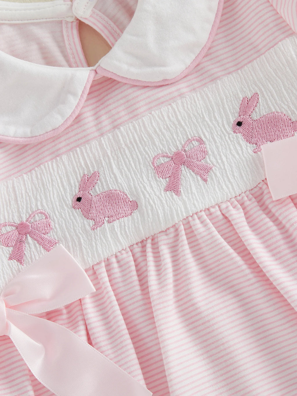 Mädchen Baby Oster-Outfit Strampler mit Hasen-Stickerei, Bubikragen und kurzen Puffärmeln, niedliche Osterkleidung