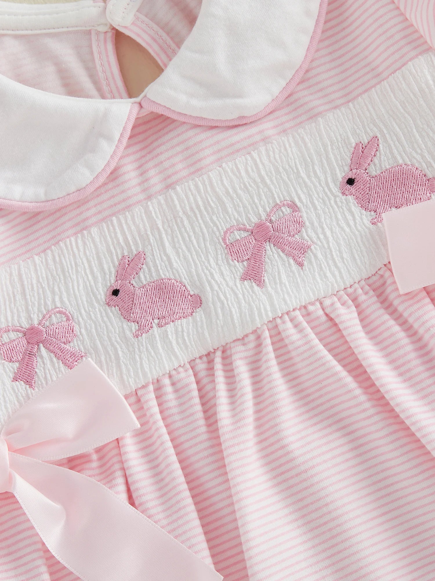Mädchen Baby Oster-Outfit Strampler mit Hasen-Stickerei, Bubikragen und kurzen Puffärmeln, niedliche Osterkleidung