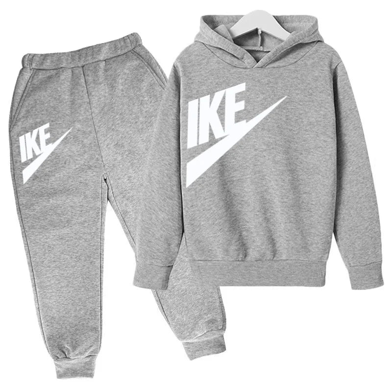 The Latest Autumn and Winter Clothing for Boys and Girls Aged 3 to 13,including Two Sets of Sportswear, Casual Trousers and Caps
