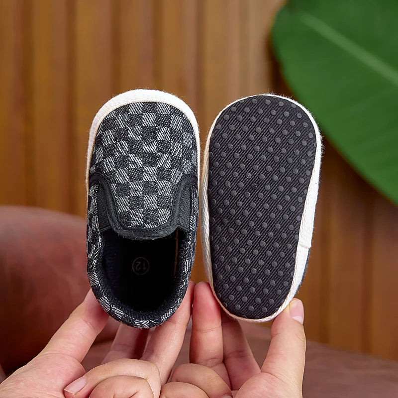 Spring, Autumn, and Summer Cloth Shoes for Babies Aged 0-1, Casual and Fashionable Slip-On Soft-Soled Shoes for Boys and Girls, Suitable for Both Indoor and Outdoor Use