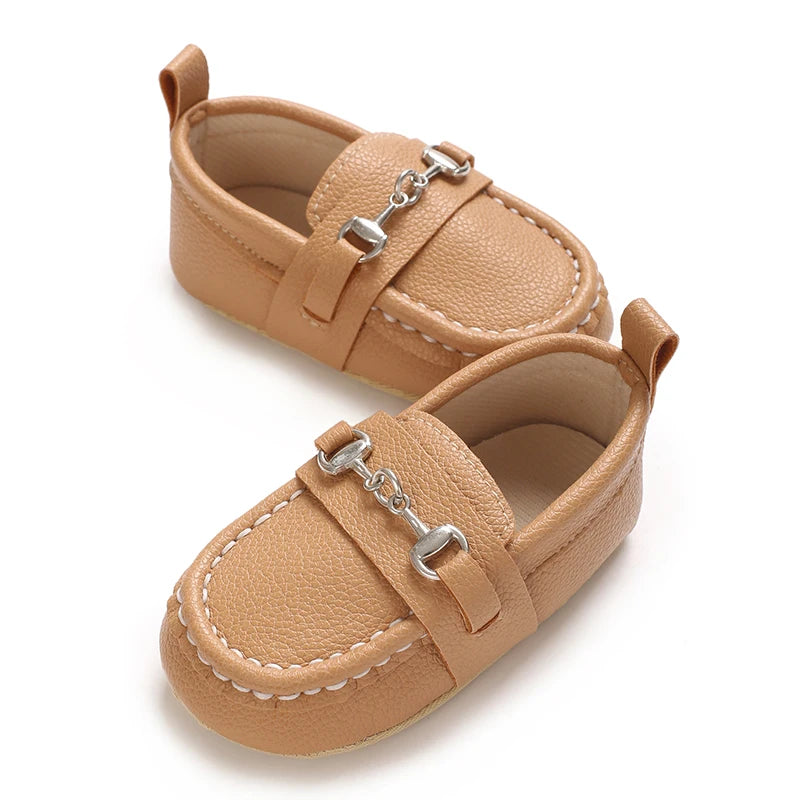Zapatos de bebé primavera y otoño, suela blanda antideslizante, resistente al desgaste, a la moda, versátiles, para interior y exterior, tipo mocasín, parte superior de PU