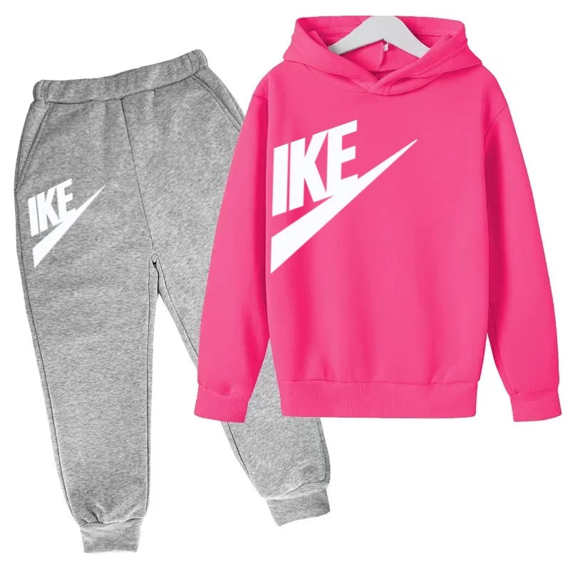 The Latest Autumn and Winter Clothing for Boys and Girls Aged 3 to 13,including Two Sets of Sportswear, Casual Trousers and Caps