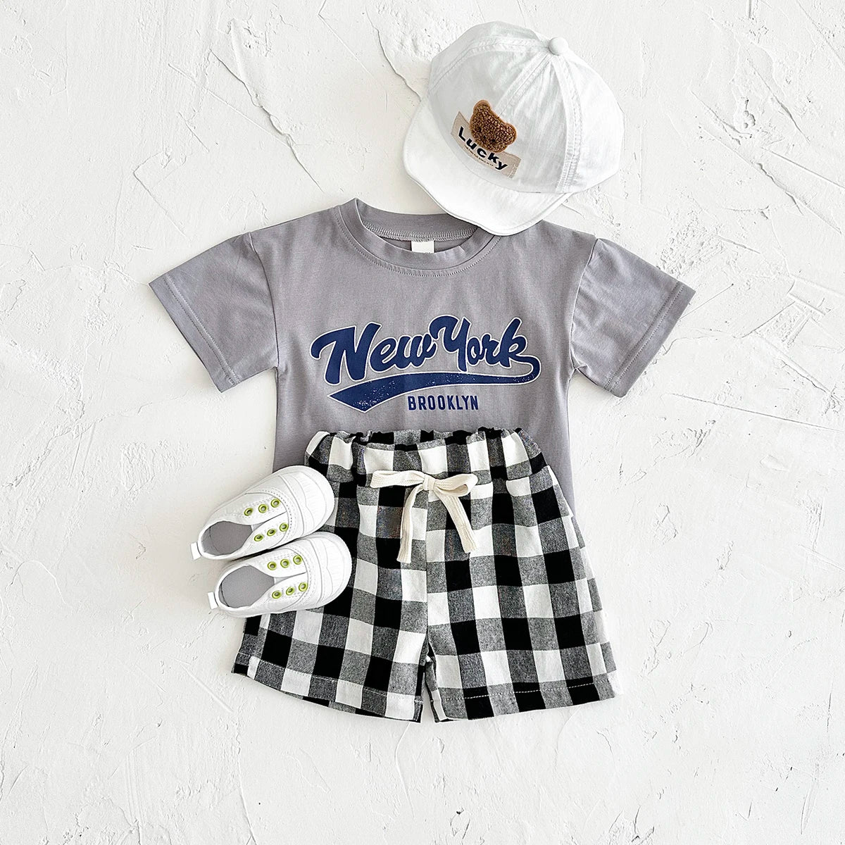 Neugeborene Babykleidung Set für Jungen und Mädchen, lässig, 2-teilig, mit Buchstaben bedrucktes Kurzarm-T-Shirt + karierte Shorts, Baby-Outfit 0-3 Jahre