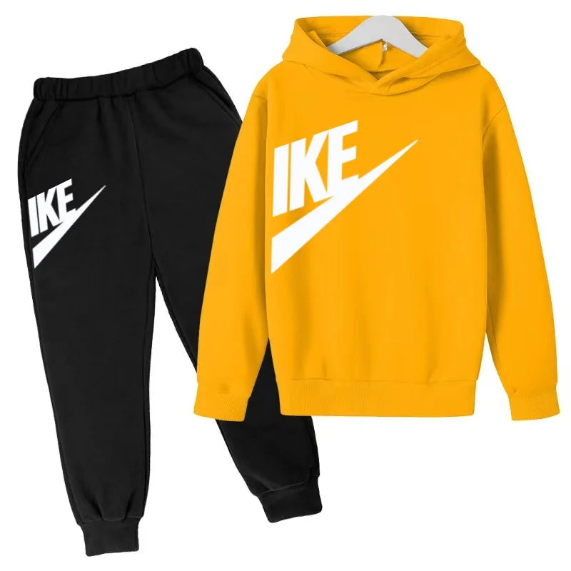 The Latest Autumn and Winter Clothing for Boys and Girls Aged 3 to 13,including Two Sets of Sportswear, Casual Trousers and Caps