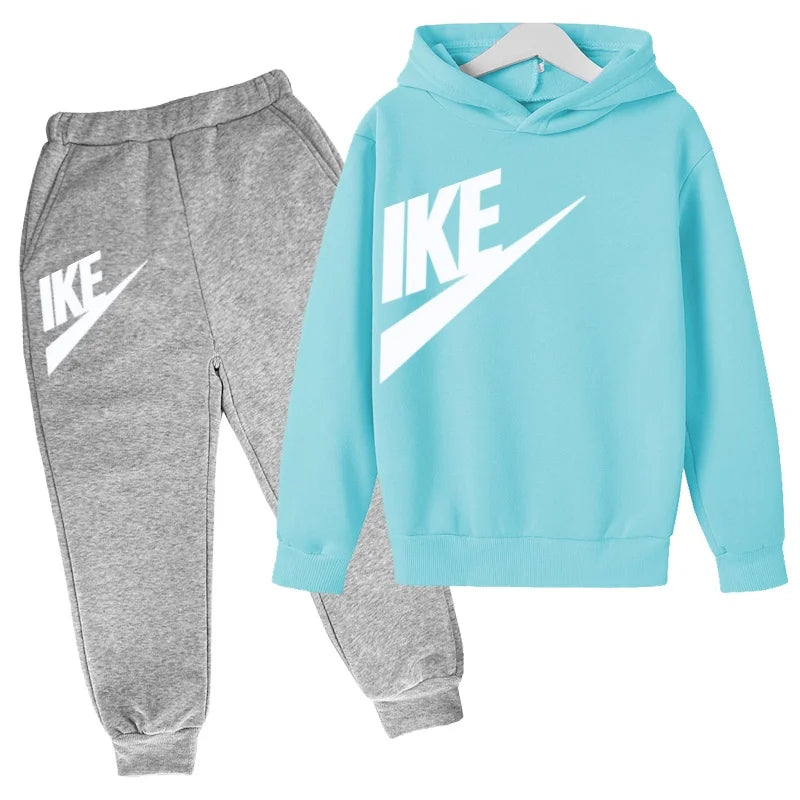 The Latest Autumn and Winter Clothing for Boys and Girls Aged 3 to 13,including Two Sets of Sportswear, Casual Trousers and Caps