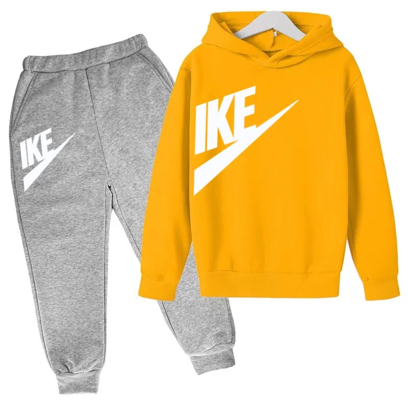 The Latest Autumn and Winter Clothing for Boys and Girls Aged 3 to 13,including Two Sets of Sportswear, Casual Trousers and Caps