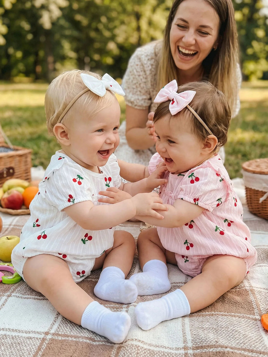 Neugeborene Baby Mädchen Sommer Bodysuit 2-teiliges Outfit Süßer Kirschdruck Rundhals Rüschen Kurzarm Strampler und Schleifen Haarband Set