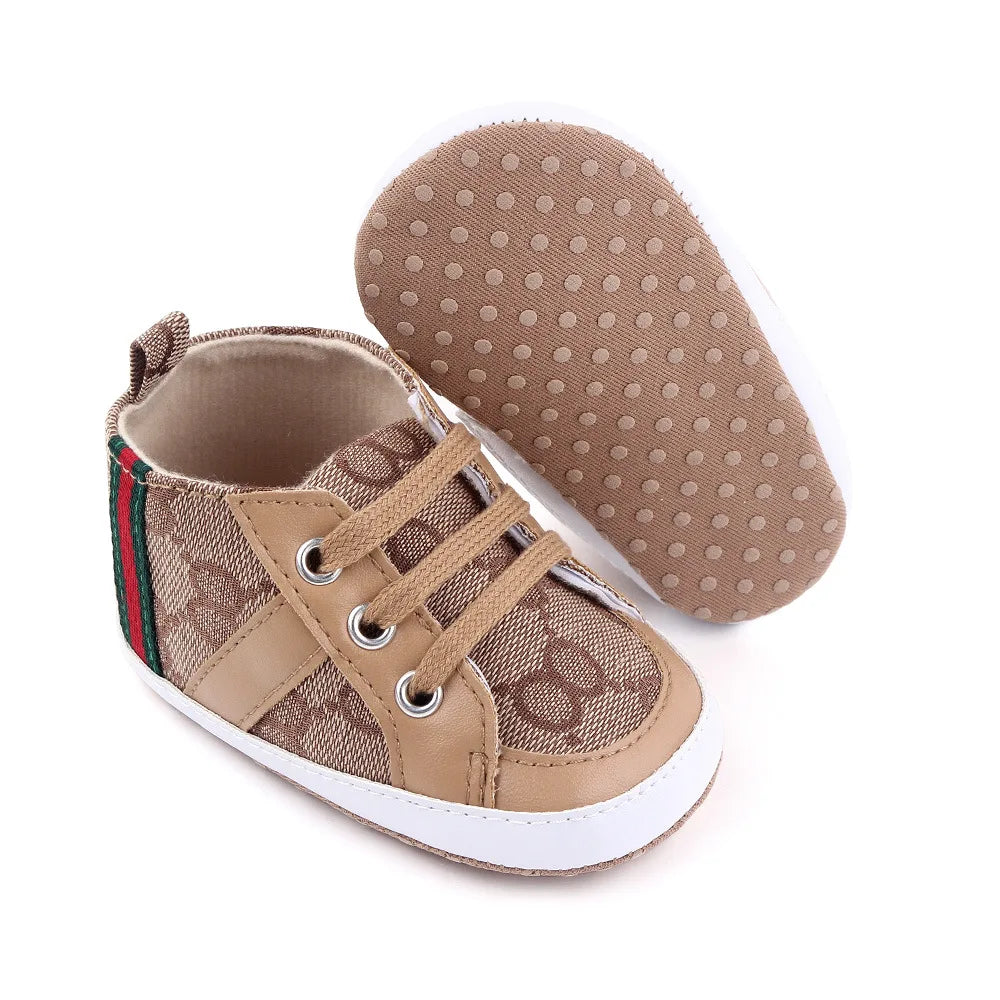 Neugeborenen-Babyschuhe Lässige High-Top-Modell Non-Slip Sneakers Jungen Weiche Sohle Rutschfeste Kleinkind-Outdoor-Schuhe Lauflernschuhe