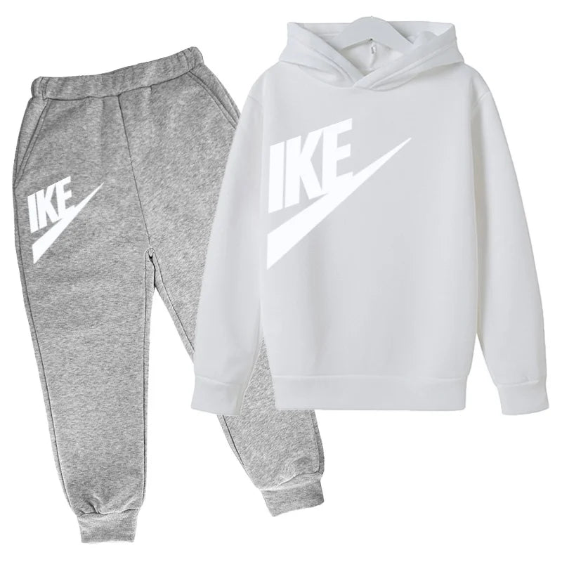 The Latest Autumn and Winter Clothing for Boys and Girls Aged 3 to 13,including Two Sets of Sportswear, Casual Trousers and Caps