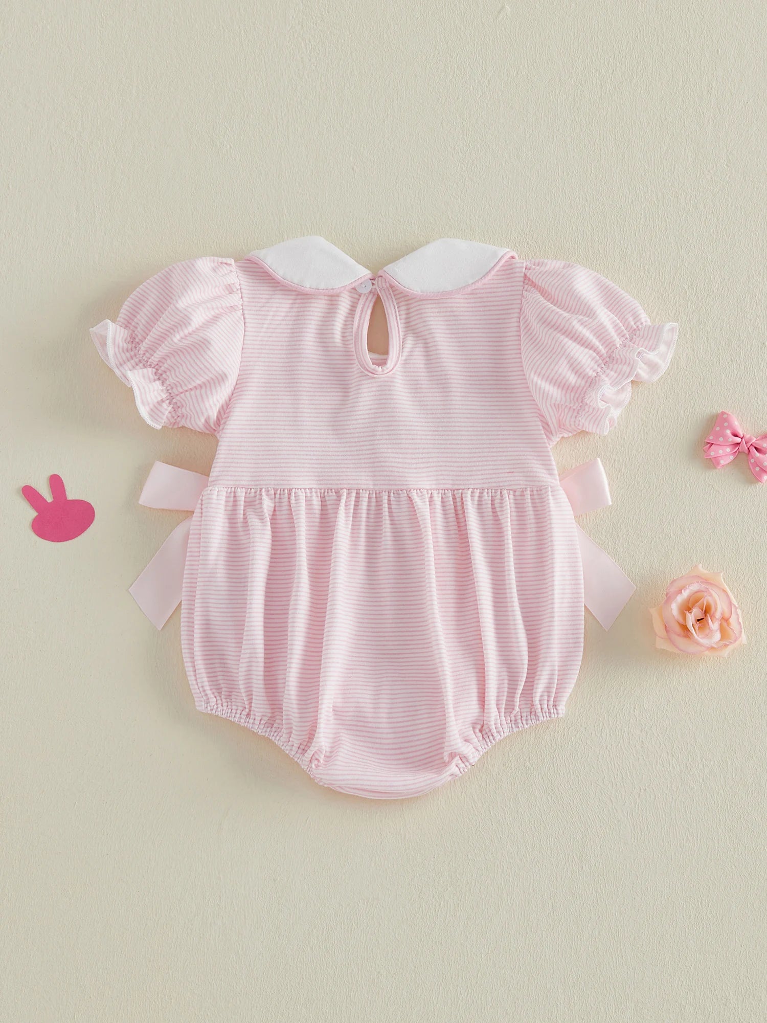 Mädchen Baby Oster-Outfit Strampler mit Hasen-Stickerei, Bubikragen und kurzen Puffärmeln, niedliche Osterkleidung