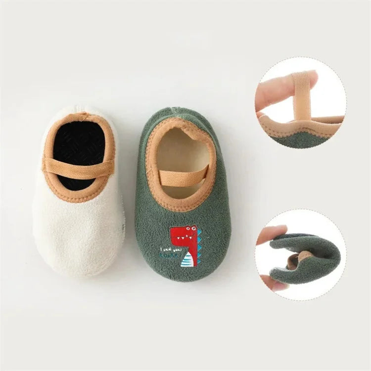 Zapatos antideslizantes de dibujos animados para bebés y niñas, zapatillas de invierno para interior y exterior, primeros zapatos para caminar para bebés con suela de goma