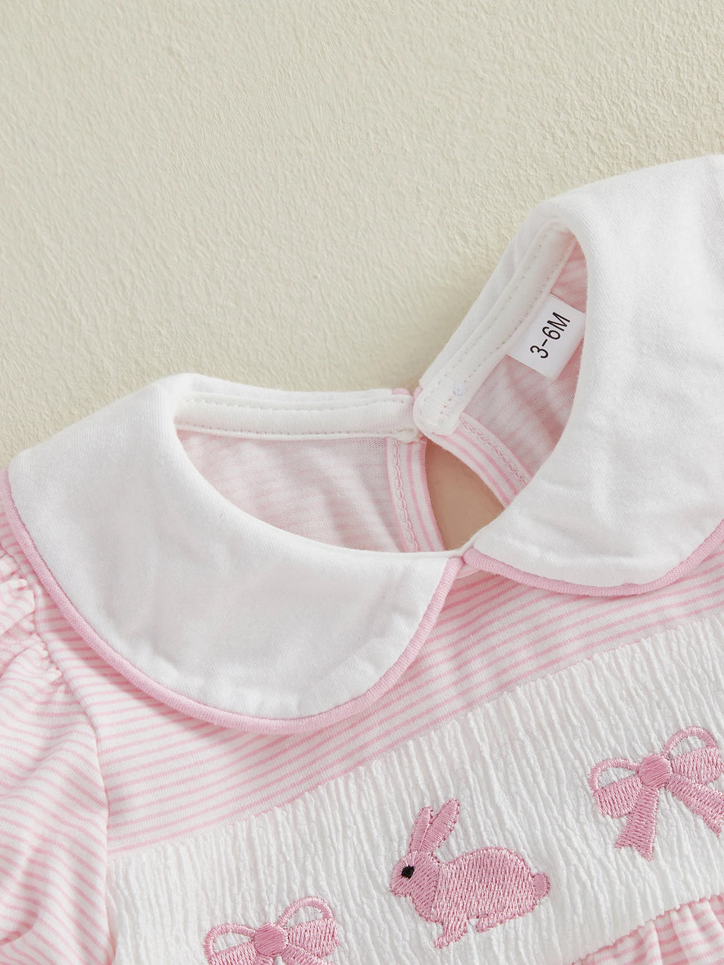 Mädchen Baby Oster-Outfit Strampler mit Hasen-Stickerei, Bubikragen und kurzen Puffärmeln, niedliche Osterkleidung