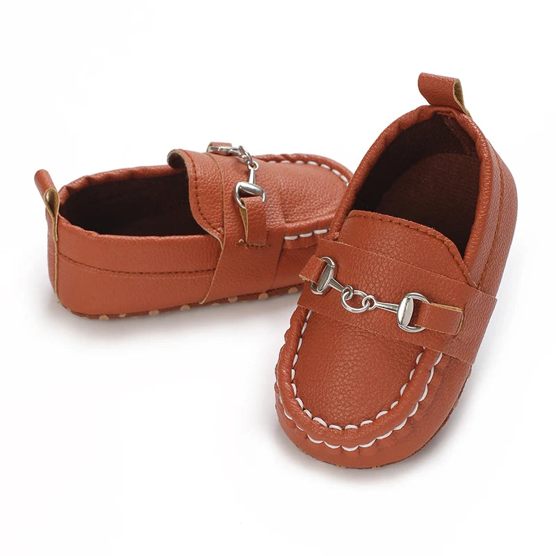 Zapatos de bebé primavera y otoño, suela blanda antideslizante, resistente al desgaste, a la moda, versátiles, para interior y exterior, tipo mocasín, parte superior de PU