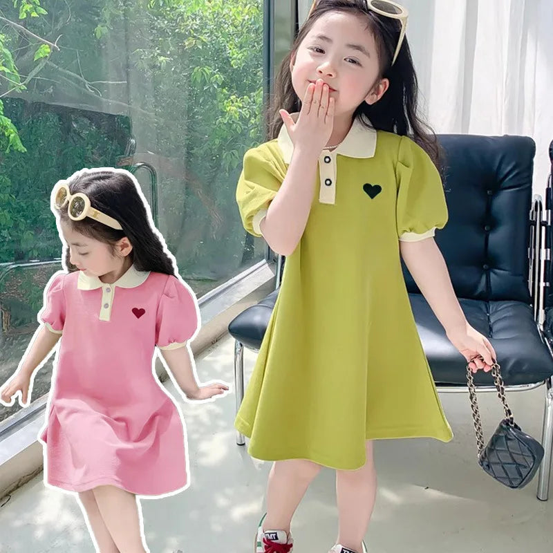 Vestido nuevo para niñas 2025, edición coreana de verano, a rayas con fresas y cuello de solapa, vestido casual para niñas de 1 a 10 años.
