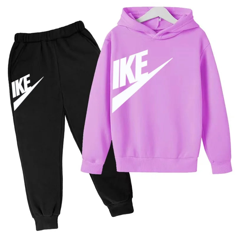 The Latest Autumn and Winter Clothing for Boys and Girls Aged 3 to 13,including Two Sets of Sportswear, Casual Trousers and Caps