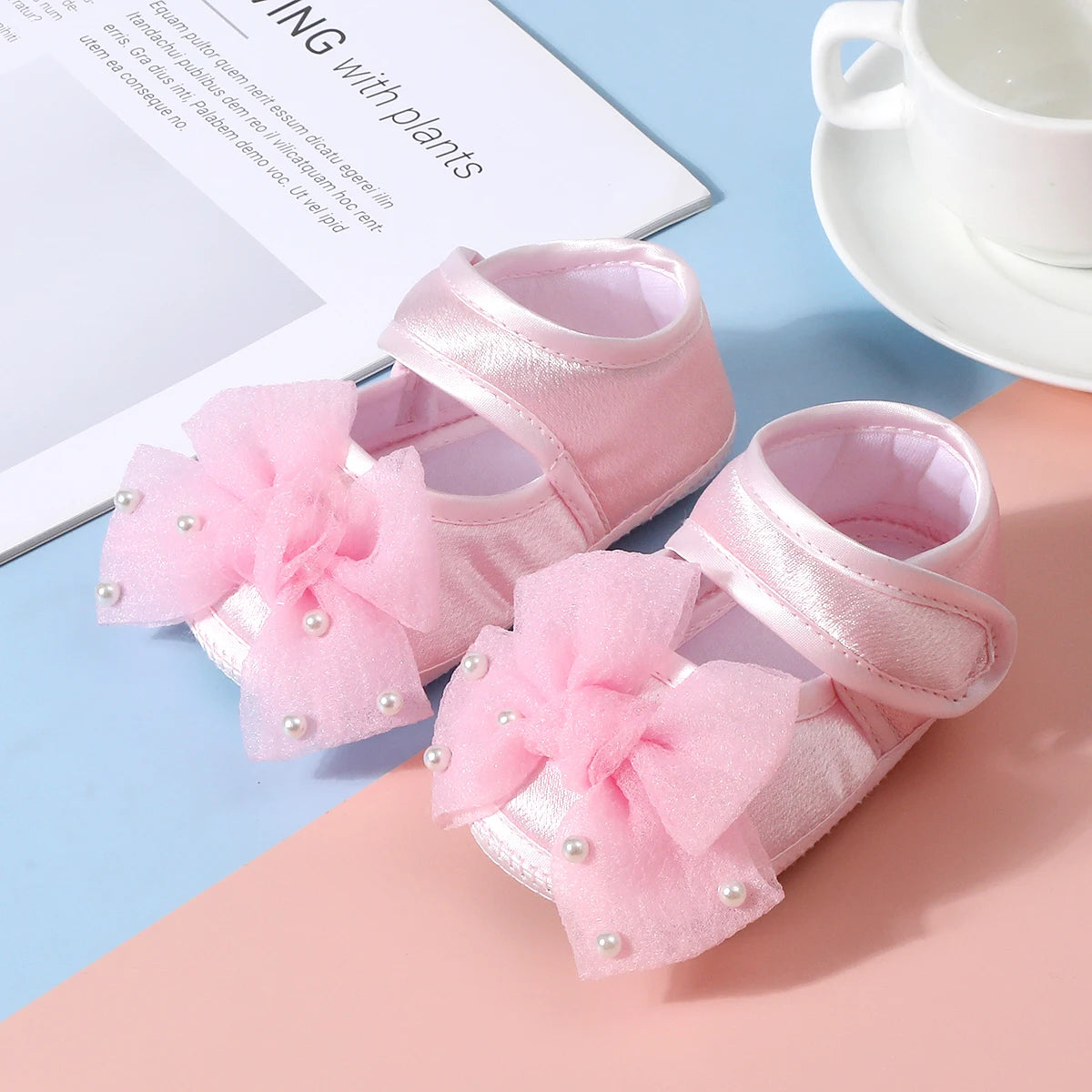Baby non-slip learning walking shoes, cute bow design, soft flat shoes for infants, suitable for indoor parties and gatherings.