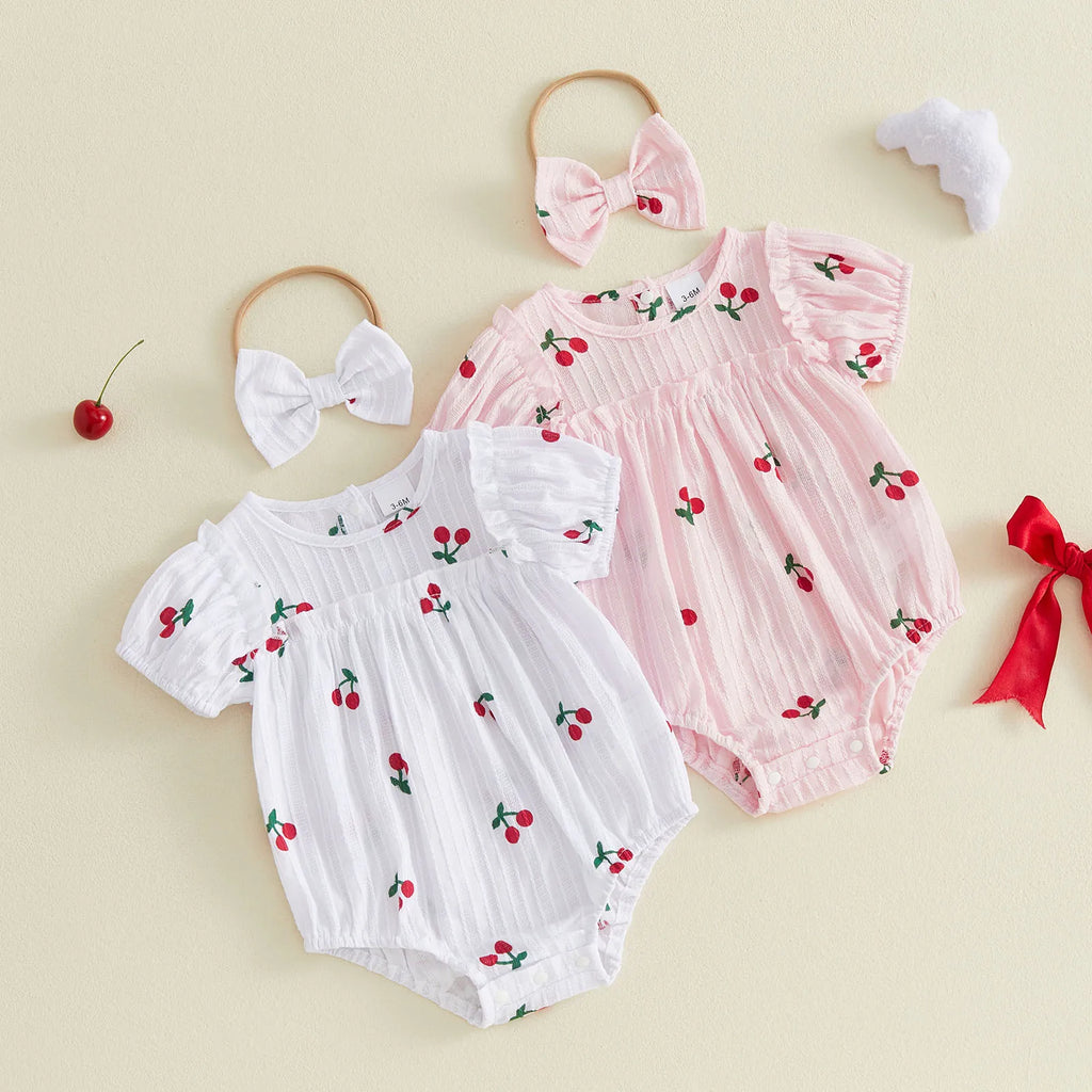 Neugeborene Baby Mädchen Sommer Bodysuit 2-teiliges Outfit Süßer Kirschdruck Rundhals Rüschen Kurzarm Strampler und Schleifen Haarband Set