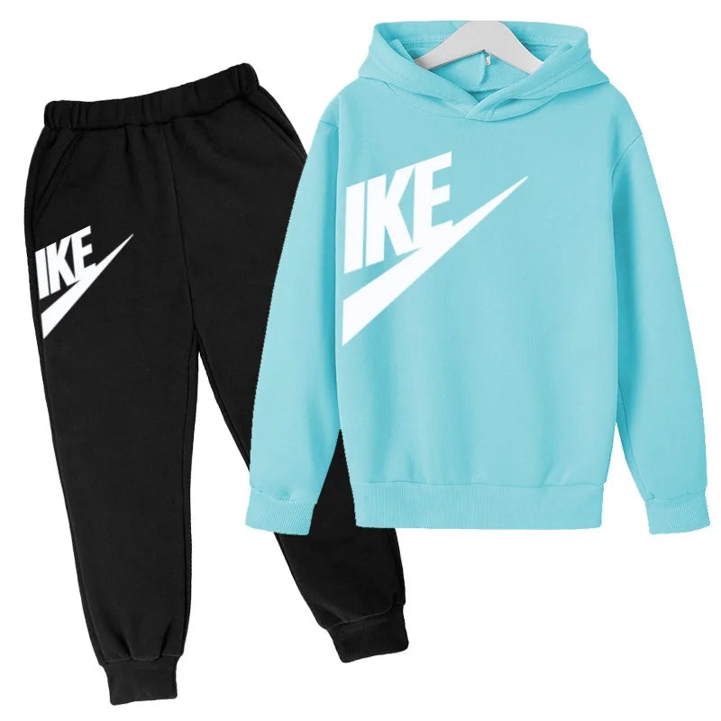 The Latest Autumn and Winter Clothing for Boys and Girls Aged 3 to 13,including Two Sets of Sportswear, Casual Trousers and Caps