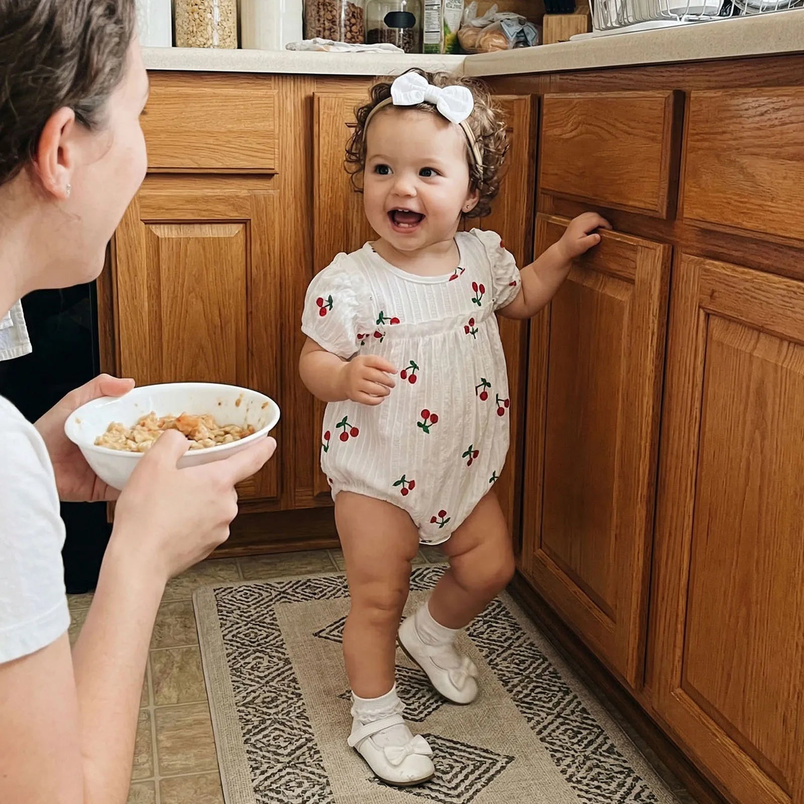 Neugeborene Baby Mädchen Sommer Bodysuit 2-teiliges Outfit Süßer Kirschdruck Rundhals Rüschen Kurzarm Strampler und Schleifen Haarband Set