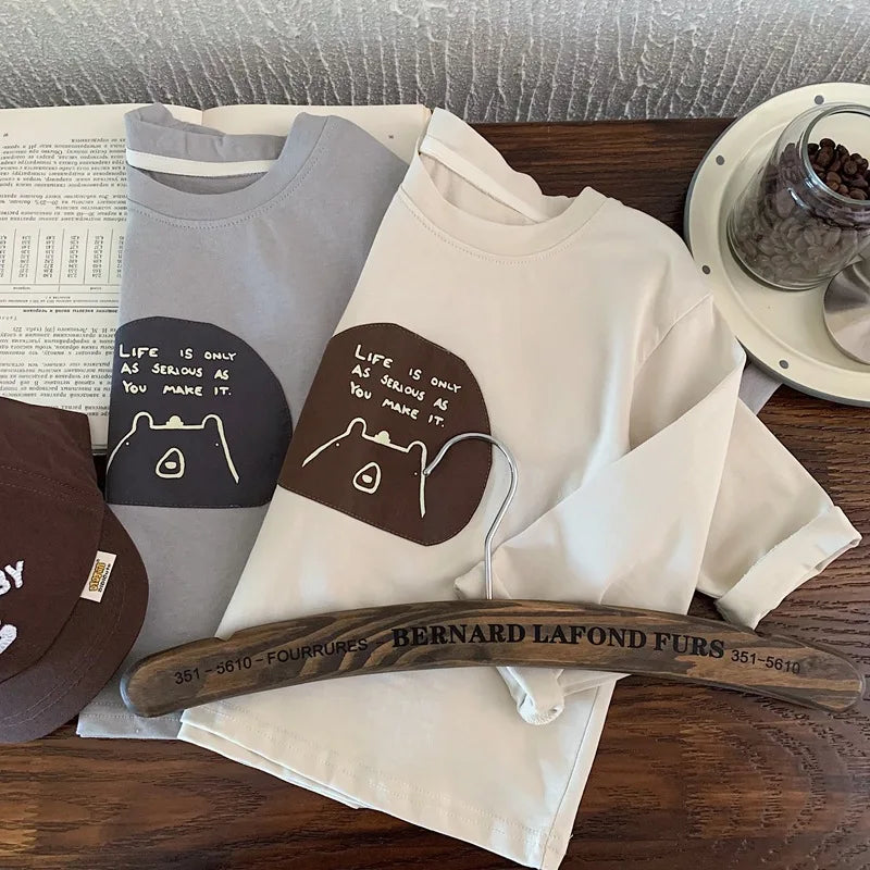 2025 Neue Herbstkleidung für Jungen mit langärmeligen Cartoon-Patch-T-Shirts Trendige Kinderbekleidung