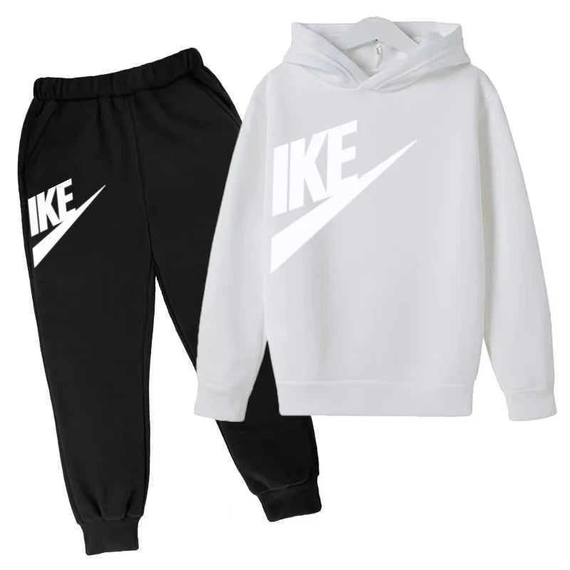 The Latest Autumn and Winter Clothing for Boys and Girls Aged 3 to 13,including Two Sets of Sportswear, Casual Trousers and Caps