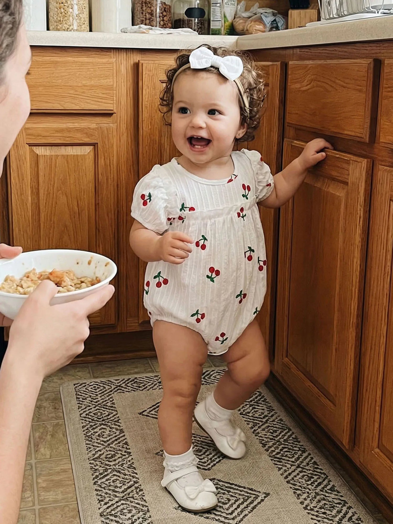 Neugeborene Baby Mädchen Sommer Bodysuit 2-teiliges Outfit Süßer Kirschdruck Rundhals Rüschen Kurzarm Strampler und Schleifen Haarband Set