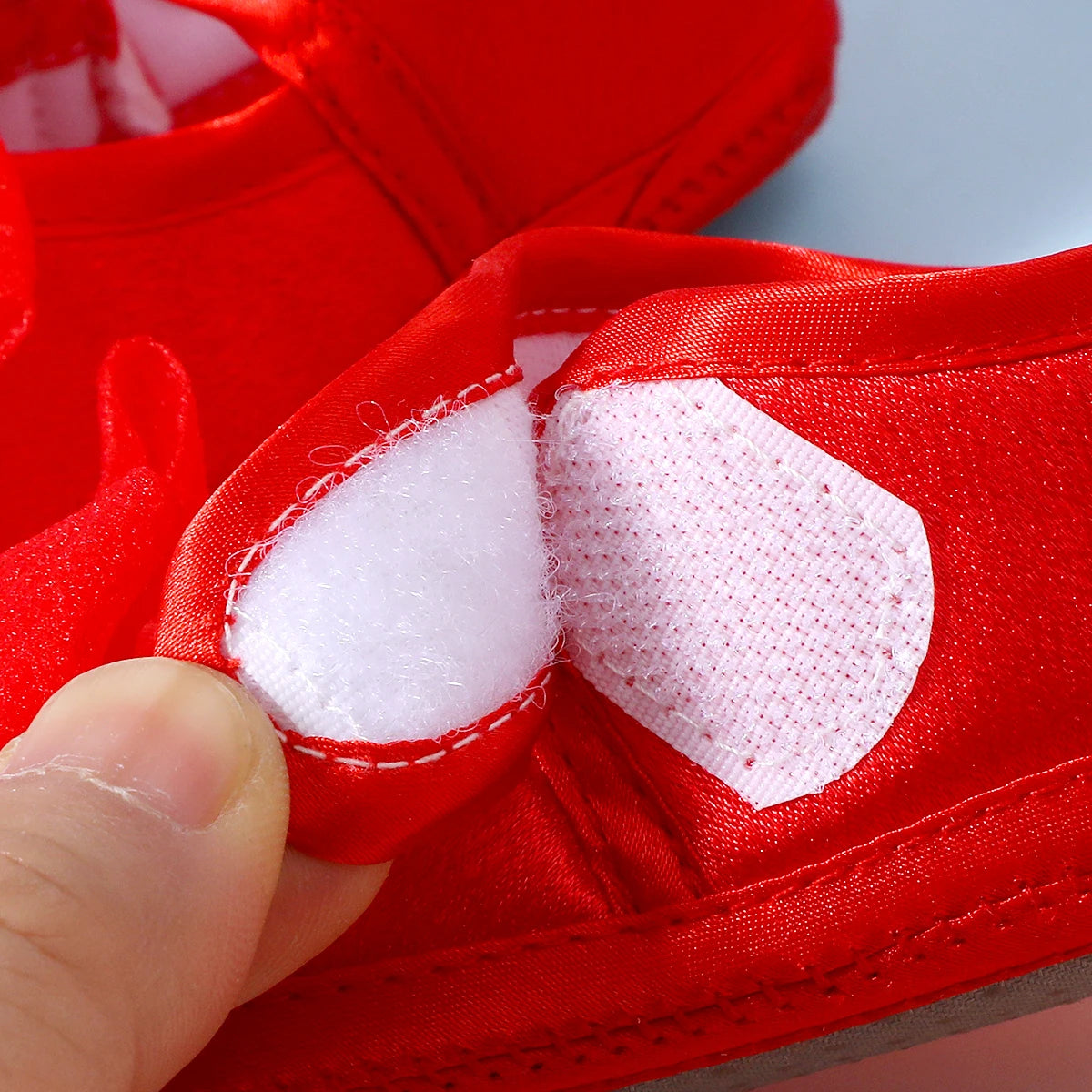 Baby non-slip learning walking shoes, cute bow design, soft flat shoes for infants, suitable for indoor parties and gatherings.