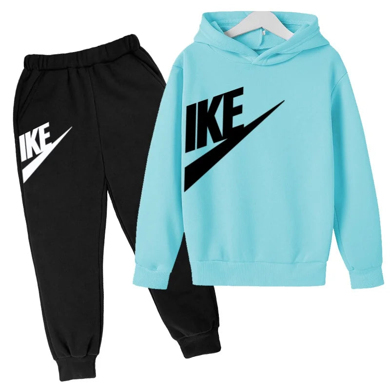 The Latest Autumn and Winter Clothing for Boys and Girls Aged 3 to 13,including Two Sets of Sportswear, Casual Trousers and Caps