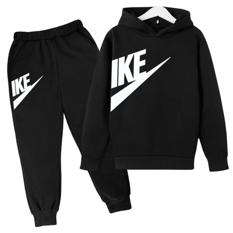 The Latest Autumn and Winter Clothing for Boys and Girls Aged 3 to 13,including Two Sets of Sportswear, Casual Trousers and Caps