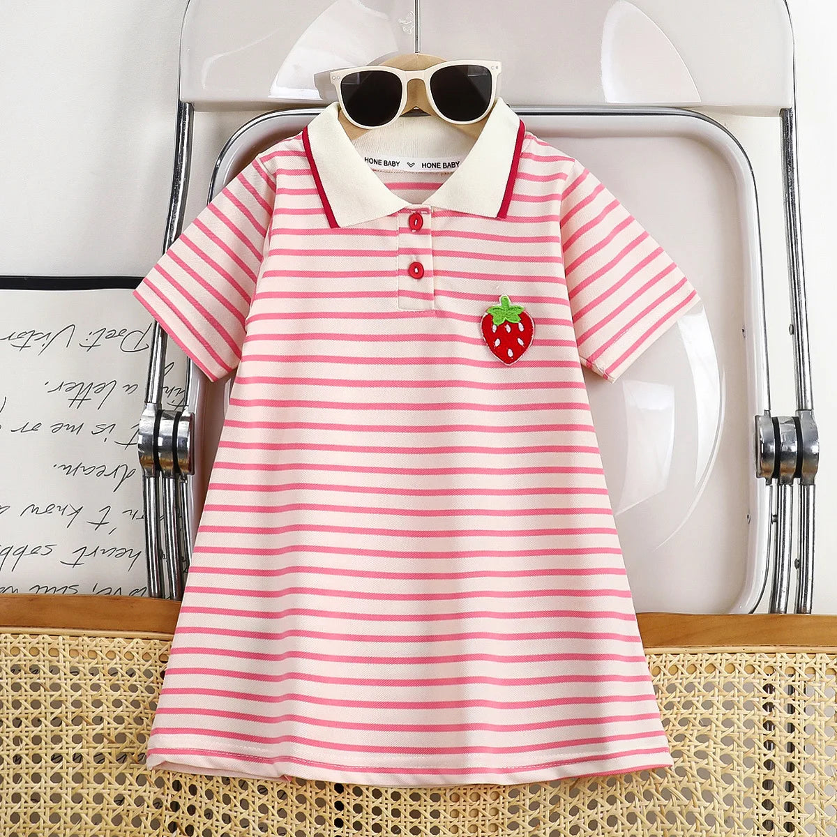 Vestido nuevo para niñas 2025, edición coreana de verano, a rayas con fresas y cuello de solapa, vestido casual para niñas de 1 a 10 años.