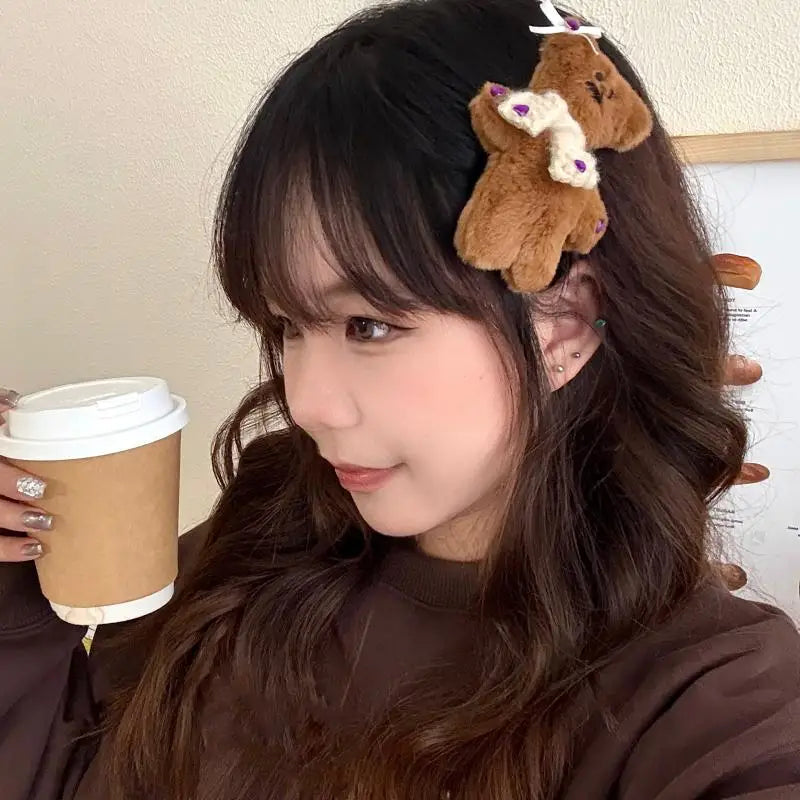 Lindo broche de felpa de osito, pinza de pelo de muñeco de peluche de dibujos animados, pinzas dulces para flequillo lateral, accesorios para el cabello femeninos de otoño e invierno.