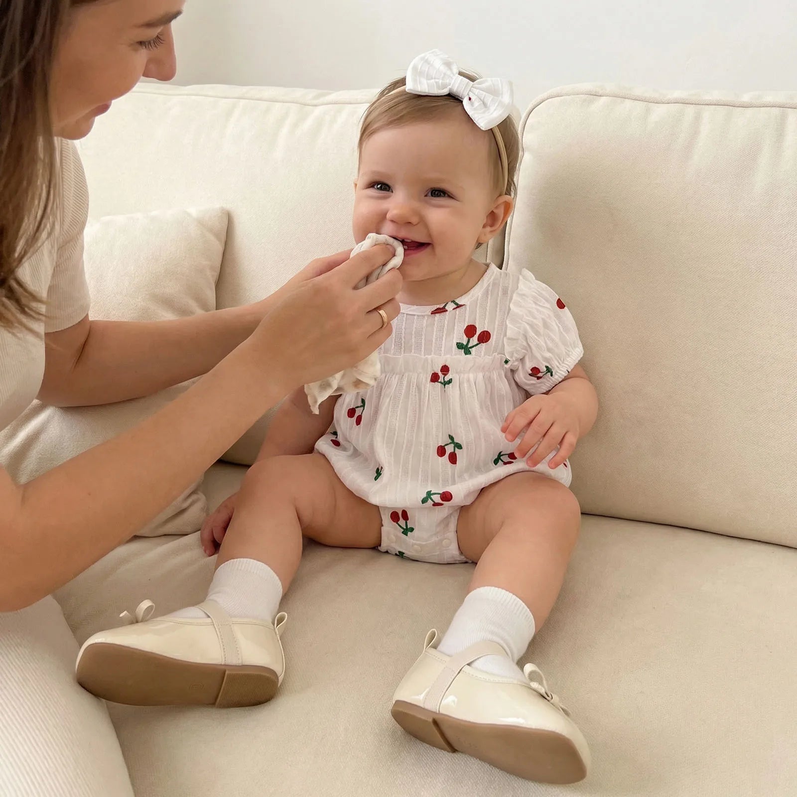Neugeborene Baby Mädchen Sommer Bodysuit 2-teiliges Outfit Süßer Kirschdruck Rundhals Rüschen Kurzarm Strampler und Schleifen Haarband Set